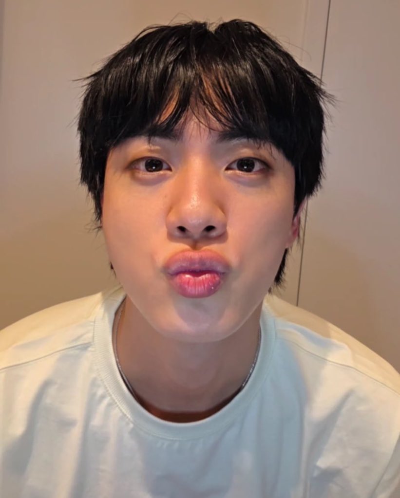 btschartsxdaily's tweet photo. DROP “WE LOVE YOU JIN” IN THE COMMENTS IF YOU WATCHED HIS LIVE ON WEVERSE 🥹💜 https://t.co/f1FVS9b2t4