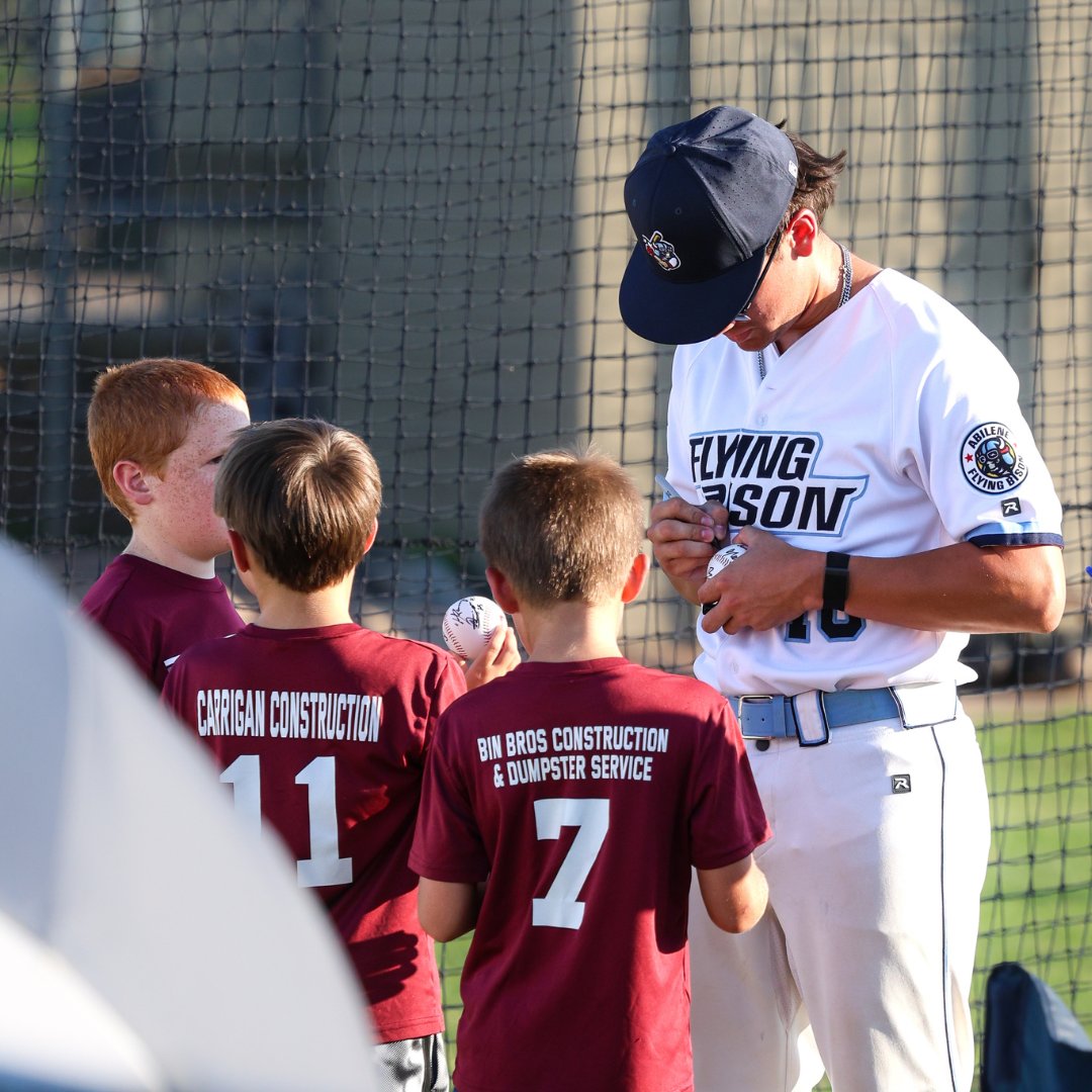 ABIFlyingBison's tweet image. Losing both games of the doubleheader 👎
This photo of @JakeRushing4 signing baseballs 👍