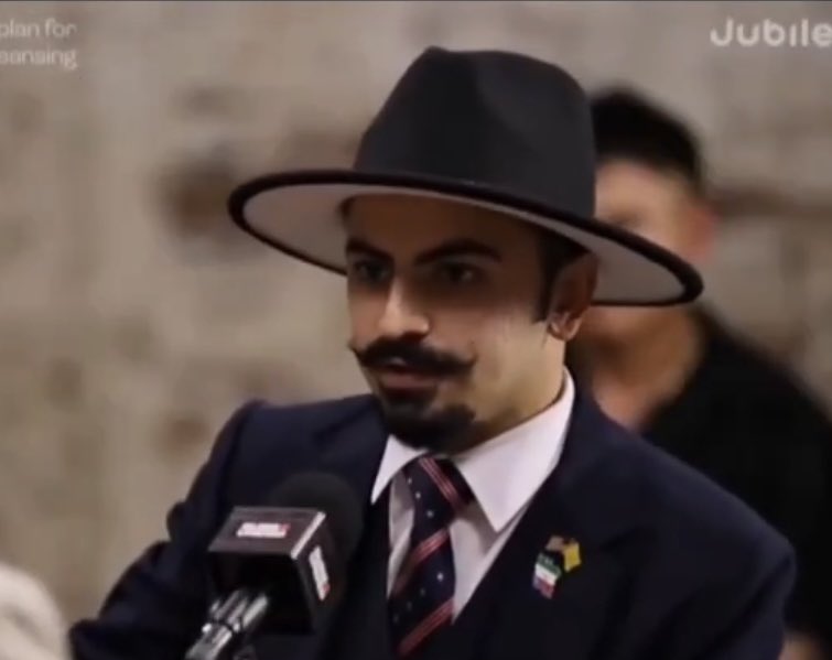 SRB2016's tweet image. Neither the guy on the left nor the one on the right represent anything about Iranians. These two clown ass fools have nothing to do with us.