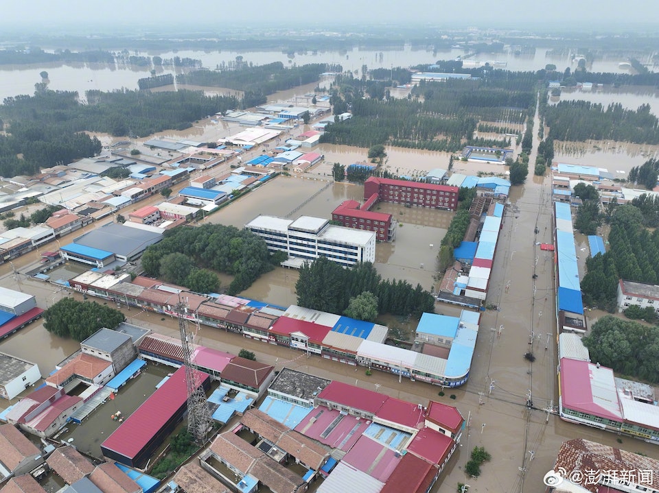 2023年8月4日，霸州。洩洪導致霸州市大面積淹，損失慘重，房倒屋塌，造成數萬人無家可歸傾家蕩產，卻被新聞報道為暴雨所致。
憤怒的當地村民前往政府大樓進行抗議。
現場打出橫幅：還我家園，明明是洩洪原因，卻說降雨所致！
#幽燕歷史照片
#燕國獨立唯一出路