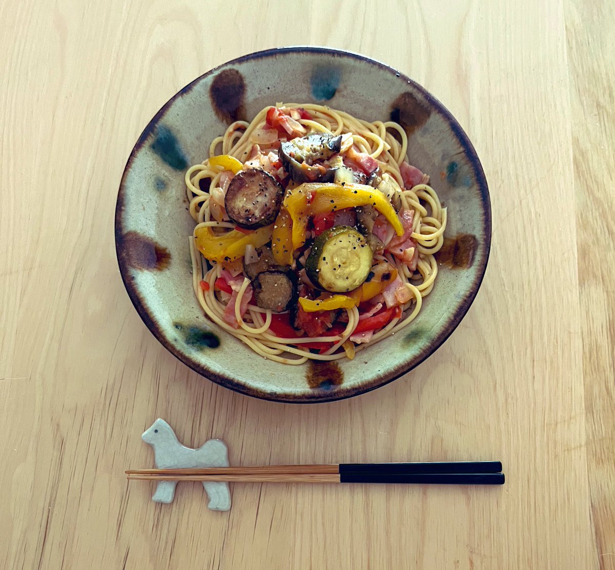 Kechiburi0307's tweet image. 今日のお昼ごはんは週末に鍋いっぱいに作ったラタトゥイユをアレンジしたパスタ。ニンニクとベーコン炒めてラタトゥイユ、最後に黒胡椒挽いただけで約束された美味しさ。満足したわい、ごちそうさまでした!