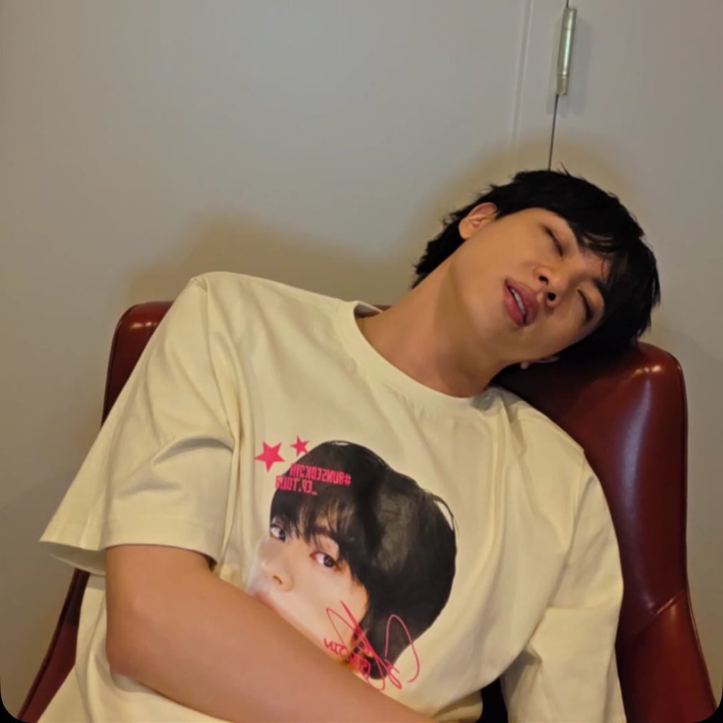 kiwitannie's tweet photo. they both even got a shirt of their own face i’m CRYJFBFOFJFNF https://t.co/4uti7HBRVW