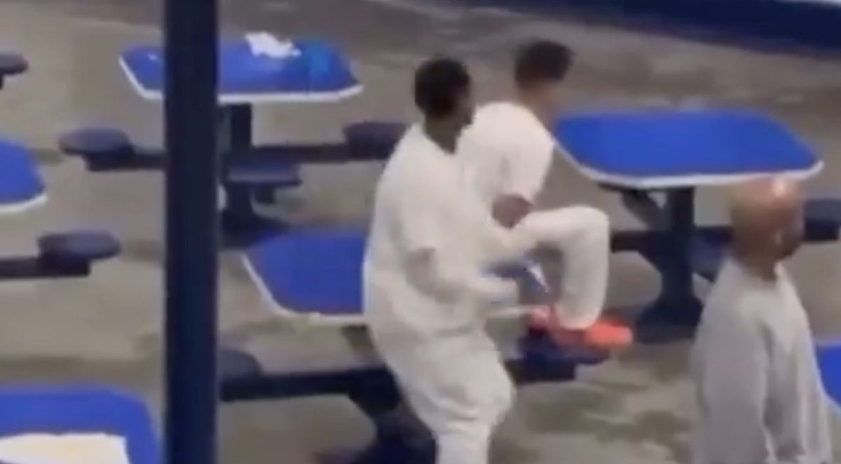 WORLDSTAR's tweet image. Tried To KO Him: Prison Not For The Weak!
worldstar.com/videos/wshh24V…