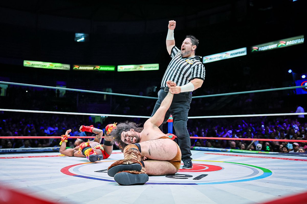 CMLL_OFICIAL's tweet image. Bárbaro Cavernario mostró toda su astucia y experiencia: tras un golpe accidental al réferi, fingió un foul para engañar al tercero sobre la superficie y derrotar al Dragón Rojo Jr.
¡Ambos aceptan el duelo de Cabelleras!
#MartesDeArenaMéxico
📺: youtube.com/live/dRYQGBbuK…