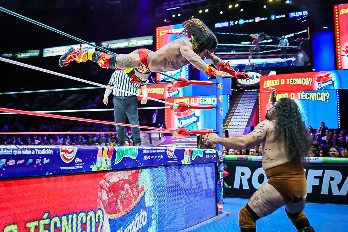 CMLL_OFICIAL's tweet image. Bárbaro Cavernario mostró toda su astucia y experiencia: tras un golpe accidental al réferi, fingió un foul para engañar al tercero sobre la superficie y derrotar al Dragón Rojo Jr.
¡Ambos aceptan el duelo de Cabelleras!
#MartesDeArenaMéxico
📺: youtube.com/live/dRYQGBbuK…