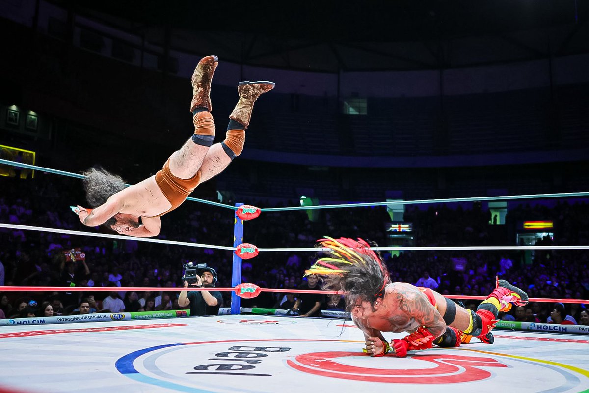 CMLL_OFICIAL's tweet image. Bárbaro Cavernario mostró toda su astucia y experiencia: tras un golpe accidental al réferi, fingió un foul para engañar al tercero sobre la superficie y derrotar al Dragón Rojo Jr.
¡Ambos aceptan el duelo de Cabelleras!
#MartesDeArenaMéxico
📺: youtube.com/live/dRYQGBbuK…