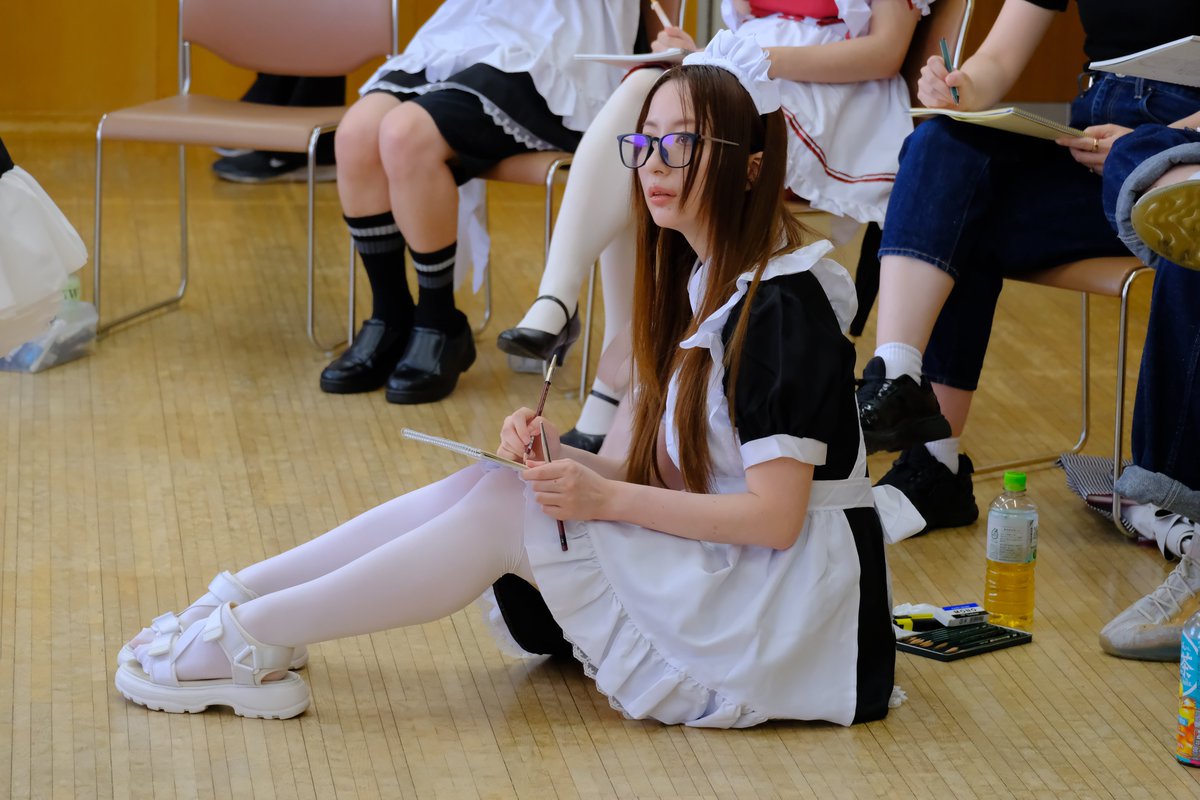 maidcroquis's tweet image. 描きたいポーズによって席を移動したり
地面に座ってかくことがあります
メイド服を可愛く着こなす参加者さんです✨️✨️