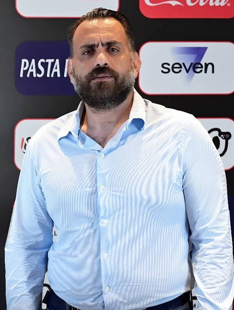 Essamshakra's tweet image. أحمد سليمان معروف جدا داخل أروقة النادي وفي الوسط الرياضي بأنه سمسار وفاشل .. وكمان متأمر وناقل أخبار الفريق، بل كل كبيرة وصغيرة من أيام هبه شوشو .. وتحس انه عبيط ..
هيموت من نجاح جون ادوارد لأنه ببساطه كشفه أكتر ما هو مكشوف ..
🔴 الدعم كل الدعم لجون إداورد ..