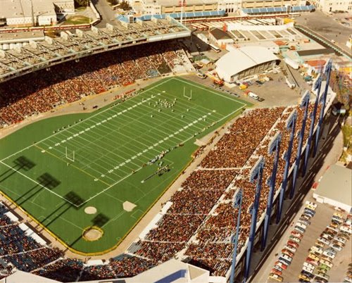 CFLLATENEWS's tweet image. If you were behind home plate, you might as well been watching in Argentina.
Ok.
Awful views, poor sitelines, no replay screen yet Argo fans still packed this motherfucker.
#CFL