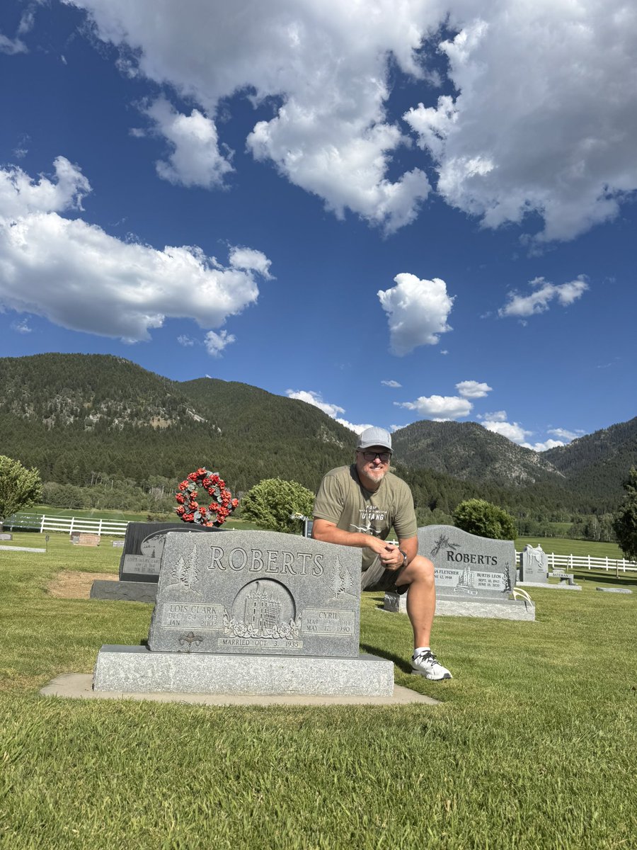Xyonzhistory's tweet image. Another special day in a beautiful setting. It’s not very often you get to visit your dad, grandparents, and great grandparents within 15 ft of each other. I tried to count and lost track at around 100 direct relatives buried in the small town Wyoming cemetery.