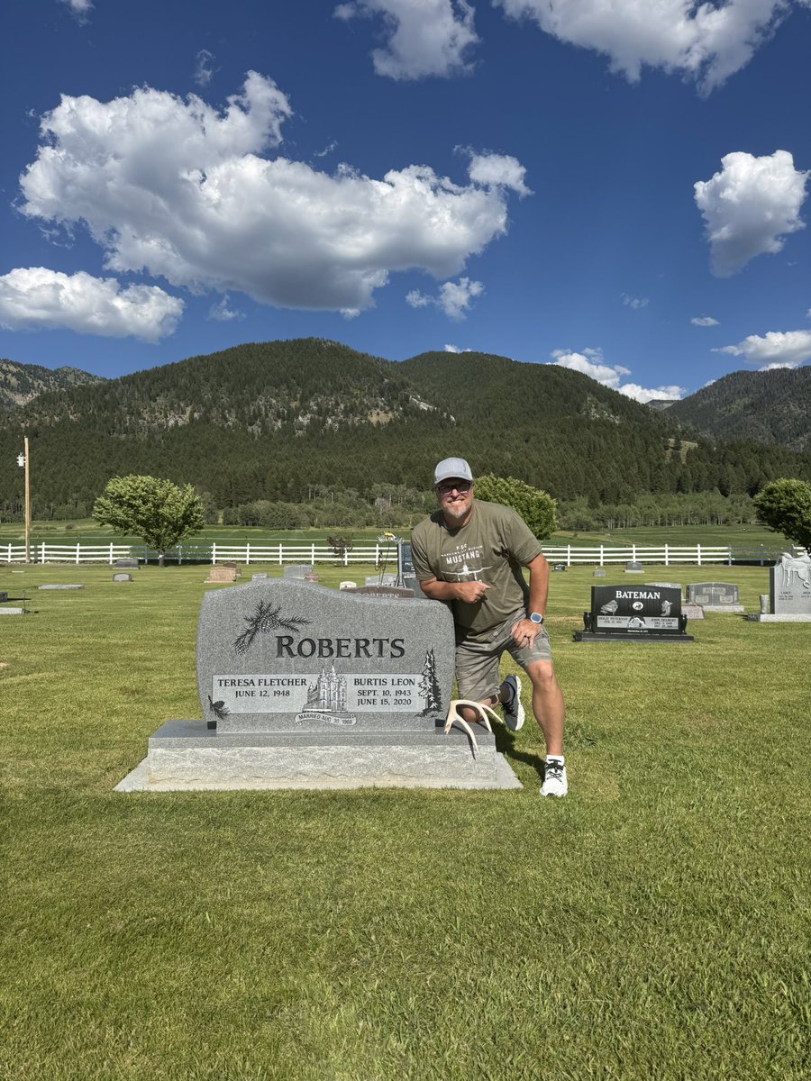 Xyonzhistory's tweet image. Another special day in a beautiful setting. It’s not very often you get to visit your dad, grandparents, and great grandparents within 15 ft of each other. I tried to count and lost track at around 100 direct relatives buried in the small town Wyoming cemetery.
