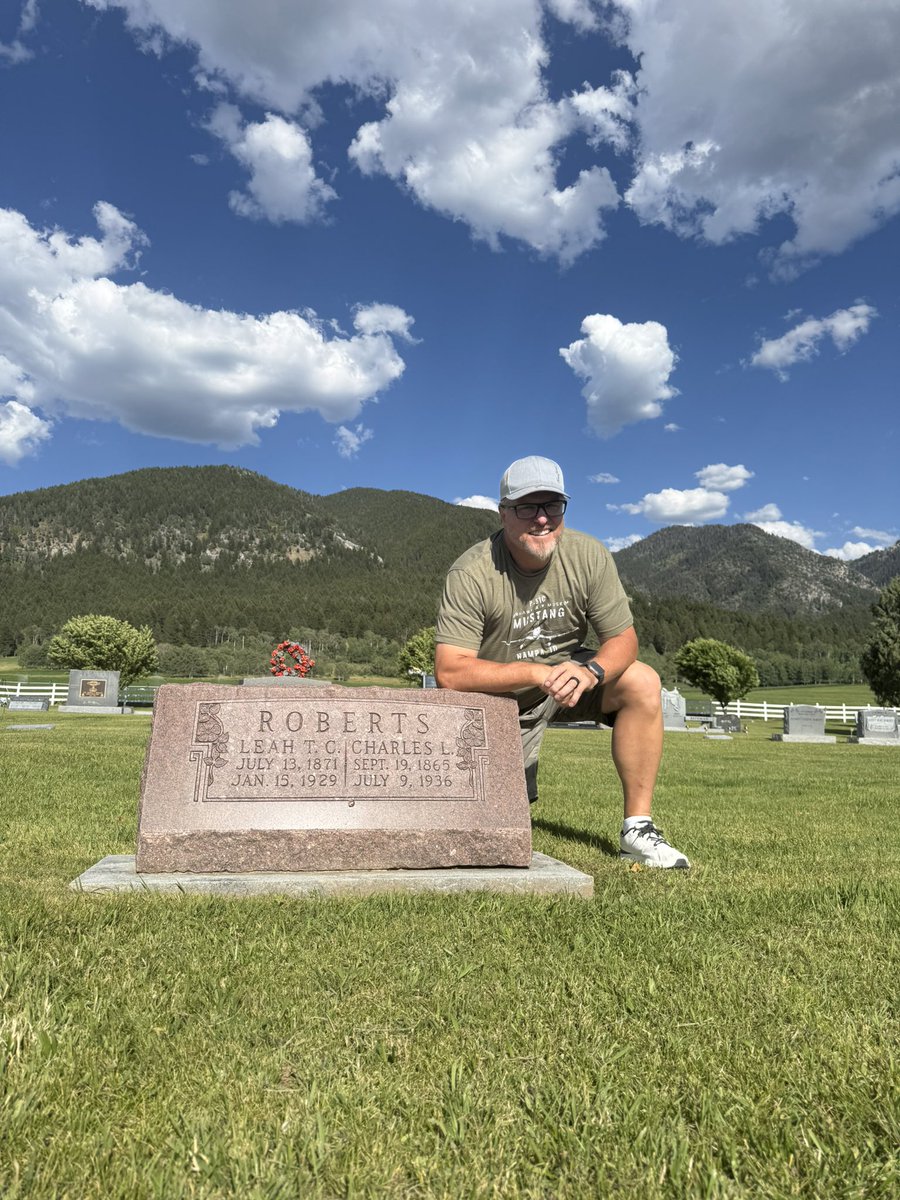 Xyonzhistory's tweet image. Another special day in a beautiful setting. It’s not very often you get to visit your dad, grandparents, and great grandparents within 15 ft of each other. I tried to count and lost track at around 100 direct relatives buried in the small town Wyoming cemetery.