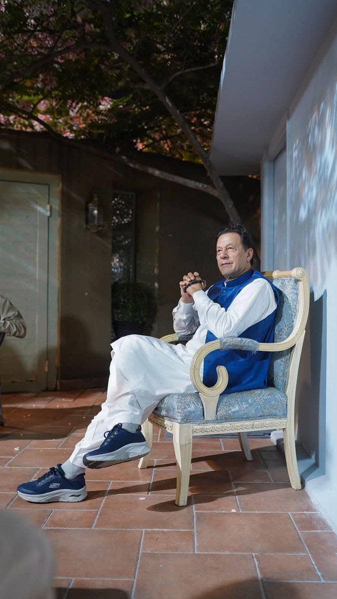 مٹی  کی  محبت میں  ہم  آشفتہ سروں  نے ،
وہ قرض اتارے ہیں کہ واجب بھی نہیں تھے۔
#imrankhanPTI