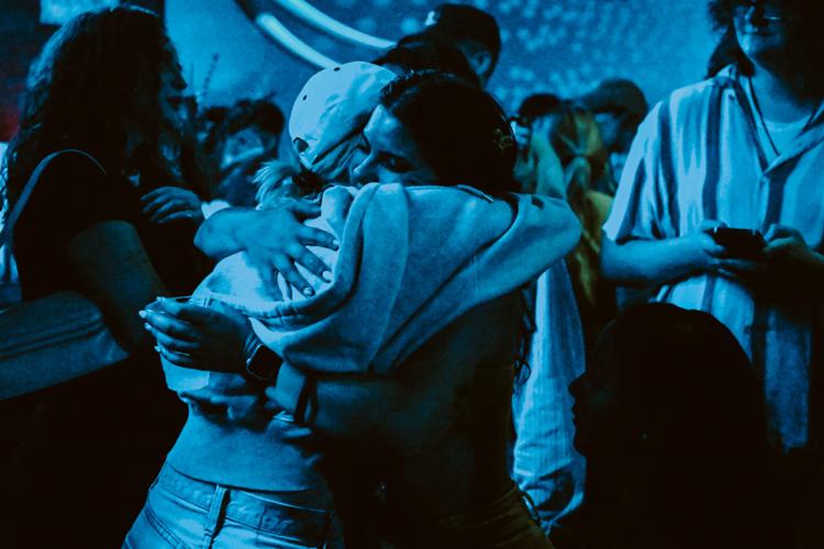paramorebrasil's tweet image. Novas fotos de Hayley falando com fãs no show de Zac na The Blue Room, por Kristen Drum para a Nashville Scene 📷