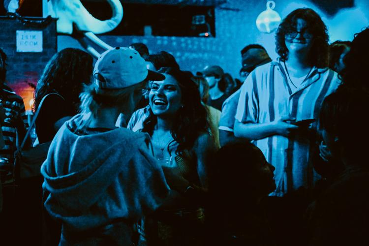 paramorebrasil's tweet image. Novas fotos de Hayley falando com fãs no show de Zac na The Blue Room, por Kristen Drum para a Nashville Scene 📷