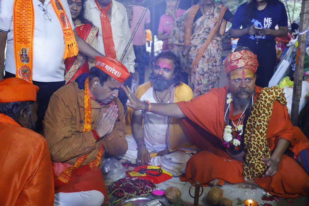 AnilDeshmukhNCP's tweet image. विदर्भातील लाखो भाविकांचे श्रद्धास्थान असणाऱ्या आणि भगवान महादेवाचे दुसरे घर मानले जाणाऱ्या पंचमढी (मध्यप्रदेश) येथे भोलेबाबांचे आशीर्वाद घेतले. सातपुडा पवर्तरांगांच्या टेकड्यांमधील दुर्गमस्थानी वसलेल्या या तीर्थस्थळी आज माझ्या असंख्य सहकाऱ्यांच्या समवेत भगवान महादेवाला वंदन…