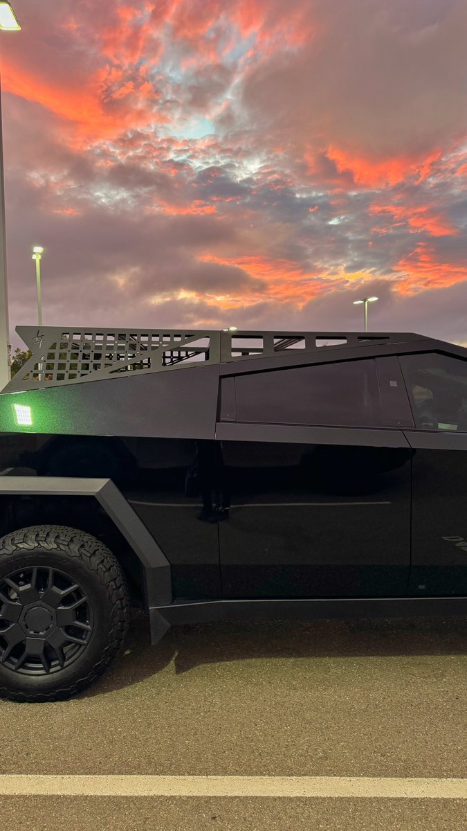 RyanTorresTesla's tweet image. Tap to load in 4k - @cybertruck - Pine Green meets the Sunset