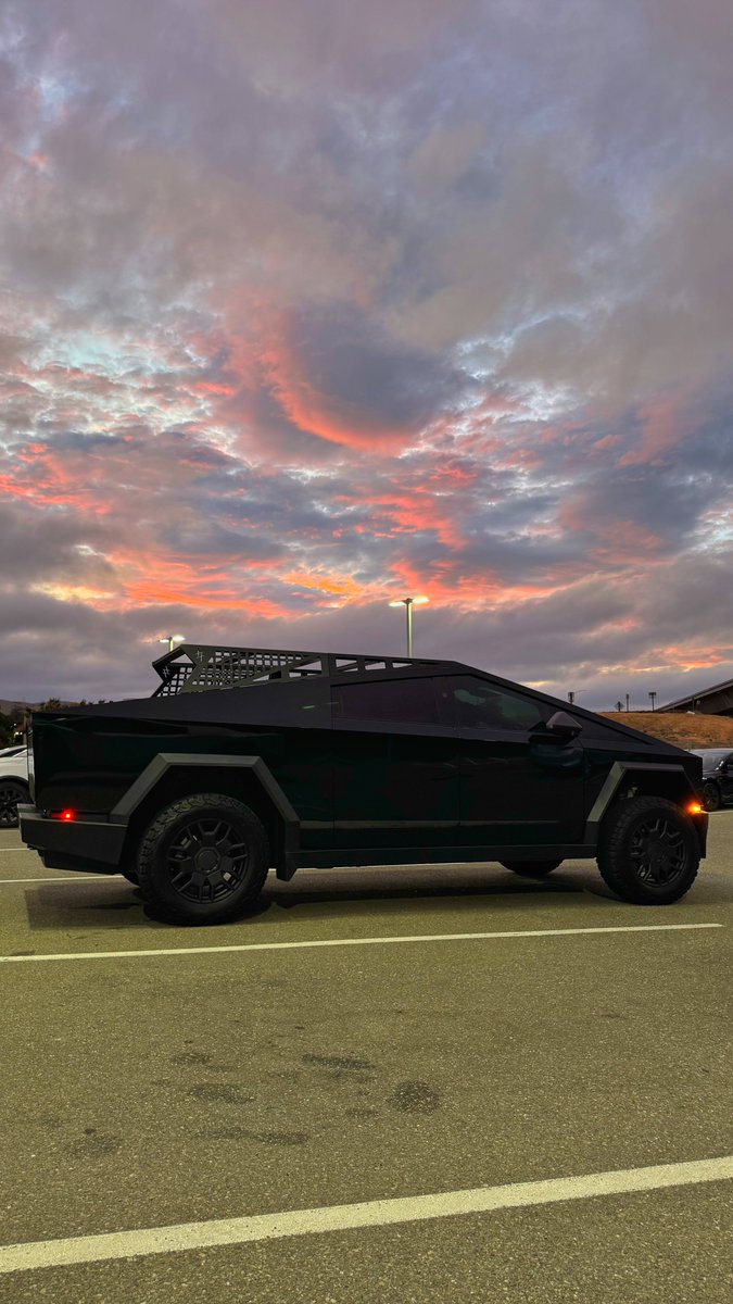 RyanTorresTesla's tweet image. Tap to load in 4k - @cybertruck - Pine Green meets the Sunset
