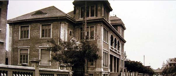 啟新洋灰公司大樓（英語：Chee Hsin Cement CO.,LTD. Building）又稱原天津啟新洋灰公司辦公樓，始建於1913年。改公司是幽燕著名實業家周學熙於1906年首次創辦的股份制民營企業，廠址在唐山，總理處設於天津，周學熙自任總辦。由於公司發展迅速，1913年，周學熙在天津法租界的大沽路（Rue de