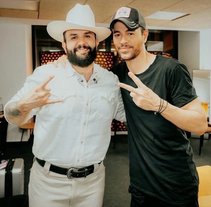 ✨Carin León comparte esta 📸fotografía junto con Enrique Iglesias desde Sevilla, España 🇪🇸  Carin ha tenido una gira por la península ibérica con un rotundo éxito 💥