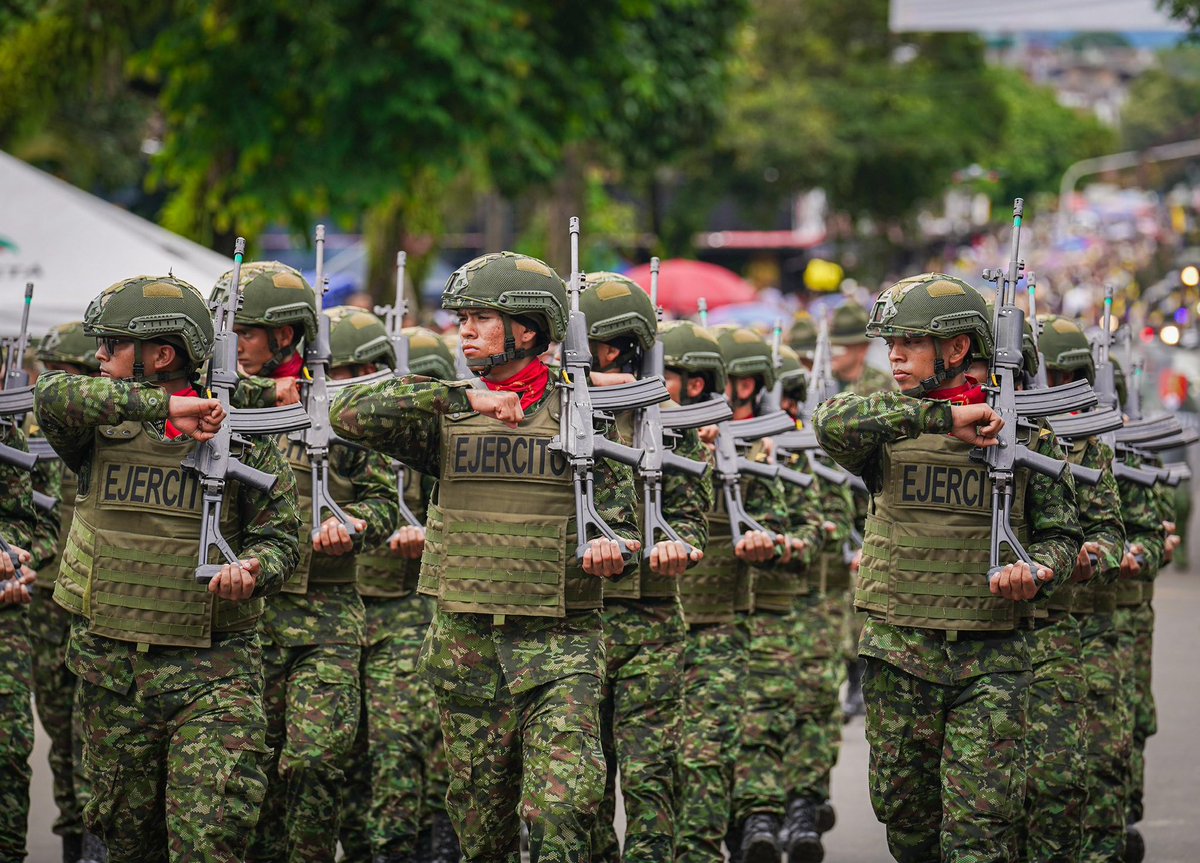 ¡Florencia vibró de orgullo patrio! 🇨🇴 

El Desfile Militar del 20 de julio fue un espectáculo que recorrió nuestras principales calles, desde la Glorieta Los Colonos hasta la Décima Segunda Brigada del Ejército.
<a href="/COL_EJERCITO/">Ejército Nacional de Colombia</a> 
<a href="/MinjusticiaCo/">MinJusticia Colombia</a> 
<a href="/PoliciaColombia/">Policía de Colombia</a>