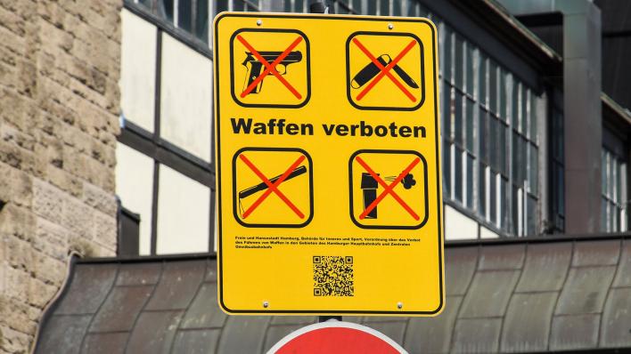 lawen4cer 🏴☠️ (@lawen4cer) on Twitter photo Waffenverbotszonen werden nicht eingerichtet in der Erwartung, dass Kriminelle deswegen dort keine Waffen mehr mit sich führen. Sie werden eingerichtet damit die Polizei dort ohne konkrete Anlass jeden durchsuchen kann. Waffenverbotszonen werden nicht eingerichtet in der Erwartung, dass Kriminelle deswegen dort keine Waffen mehr mit sich führen. Sie werden eingerichtet damit die Polizei dort ohne konkrete Anlass jeden durchsuchen kann.