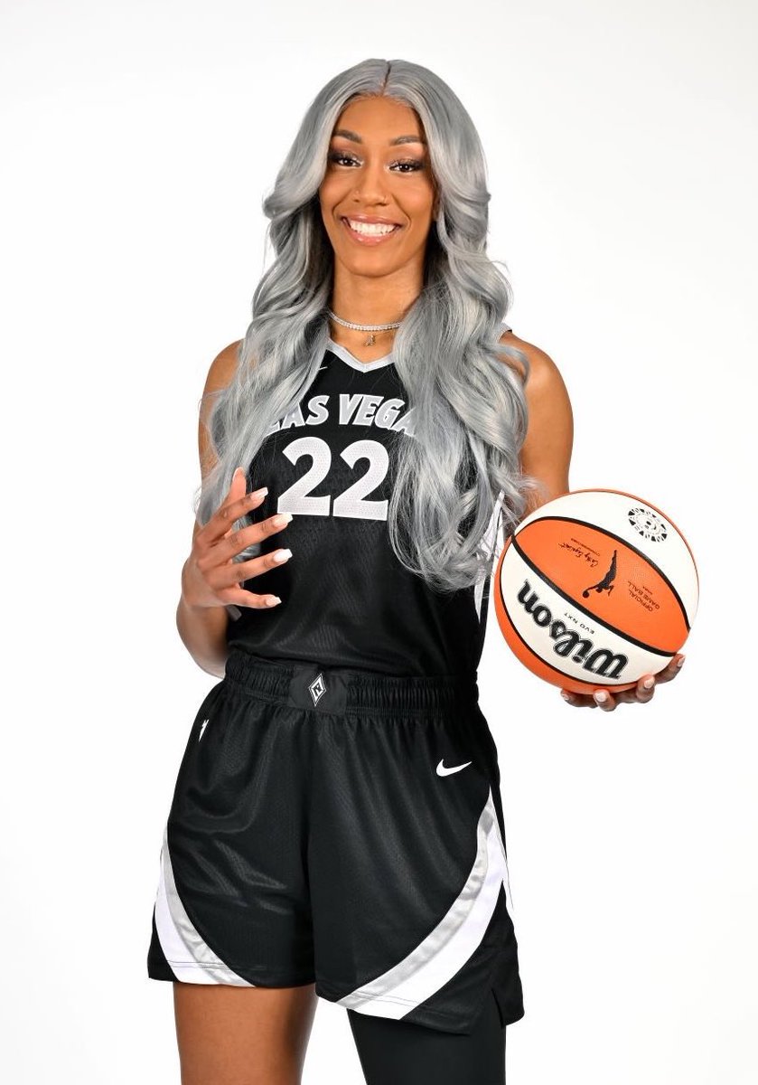 trendyhoopstars's tweet image. Aβja Wilsonβs last three games:
31.7 PTS
12.7 RBS
3.7 AST
3.0 STL+BLK
The Las Vegas Aces are on a three-game winning streak! β¨