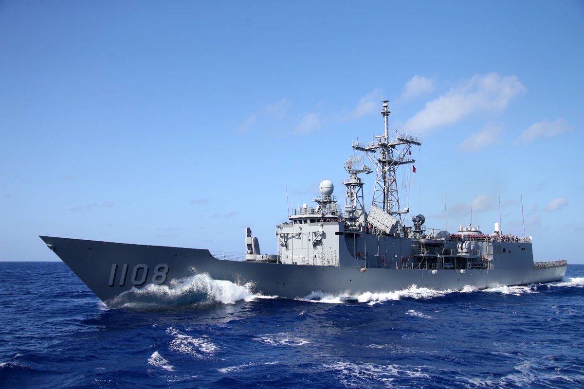 成功級フリゲート、艦橋上に対艦ミサイル置いてるけどトップヘビーとか大丈夫なんだろうか？
雄風-IIならまだしも雄風-IIIとか1.5トンもあるし、それを合計8発だからな