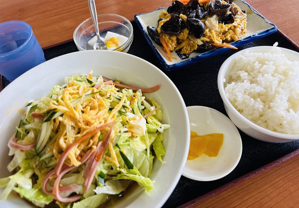 Guttymoge's tweet image. 大衆中華の店の話。
おかずは、「レバニラ」「青椒肉絲」「野菜炒め」「油淋鶏」などなど12種類かな、
選べる(日によって変わる)んだけど、
今日は「キクラゲ豚玉和え」にして、
(このラウンドは取ったな)
って感じ。