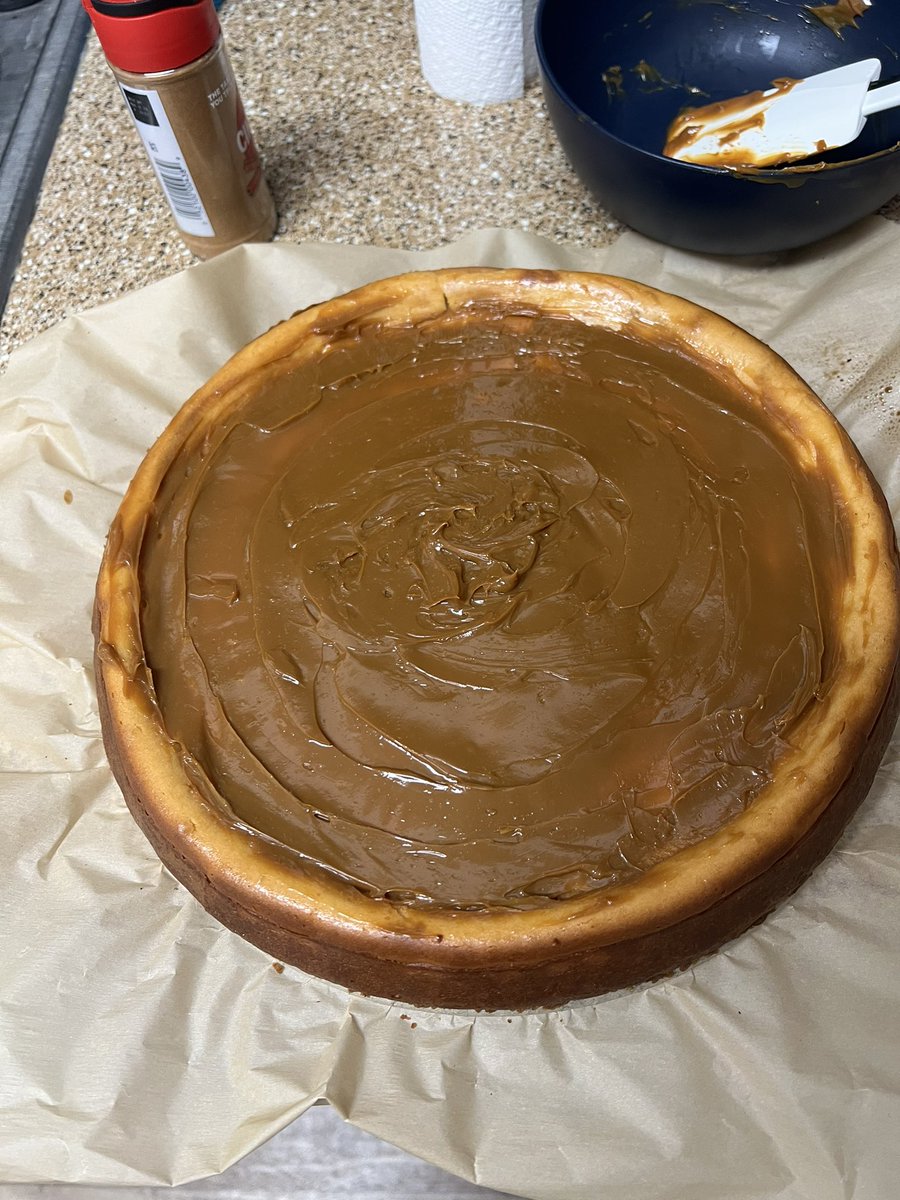goose_spl's tweet image. Dulce de leche cheesecake for lemons greedy ass