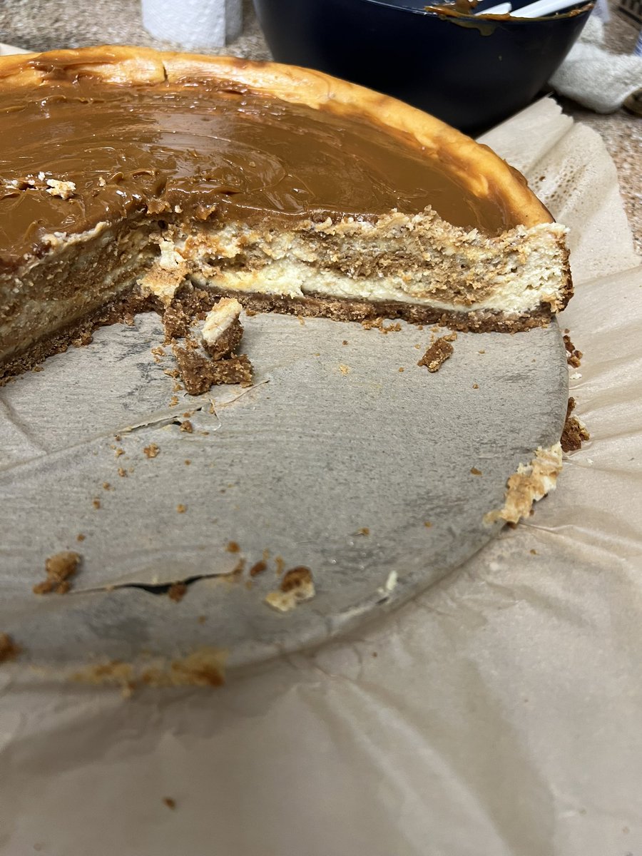 goose_spl's tweet image. Dulce de leche cheesecake for lemons greedy ass