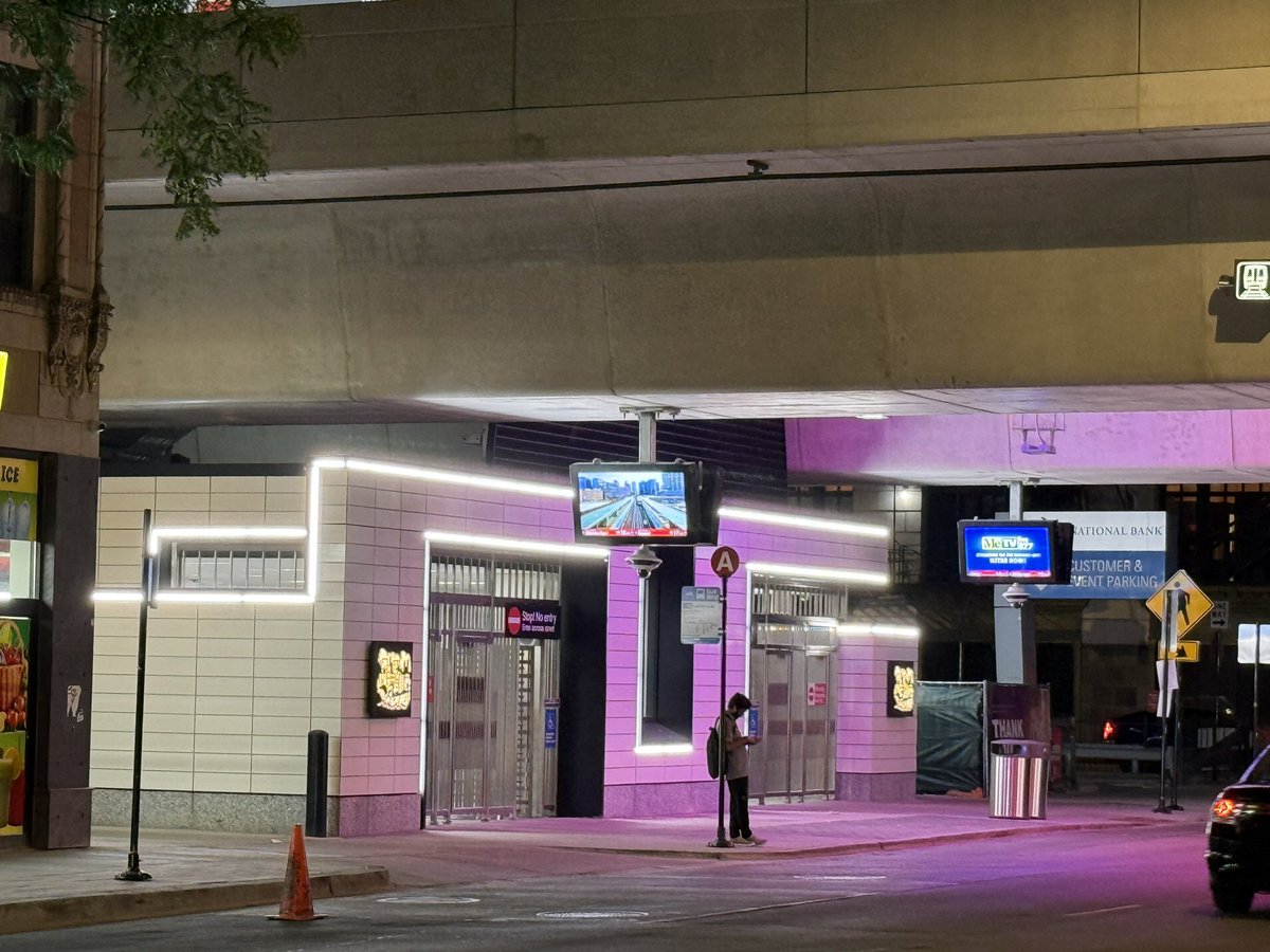 Eric_Erins's tweet image. Walking home from the Green Mill and I can’t get over how nice all the new stations in the neighborhood are