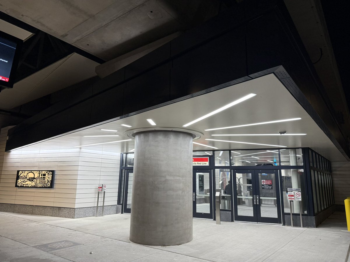Eric_Erins's tweet image. Walking home from the Green Mill and I can’t get over how nice all the new stations in the neighborhood are