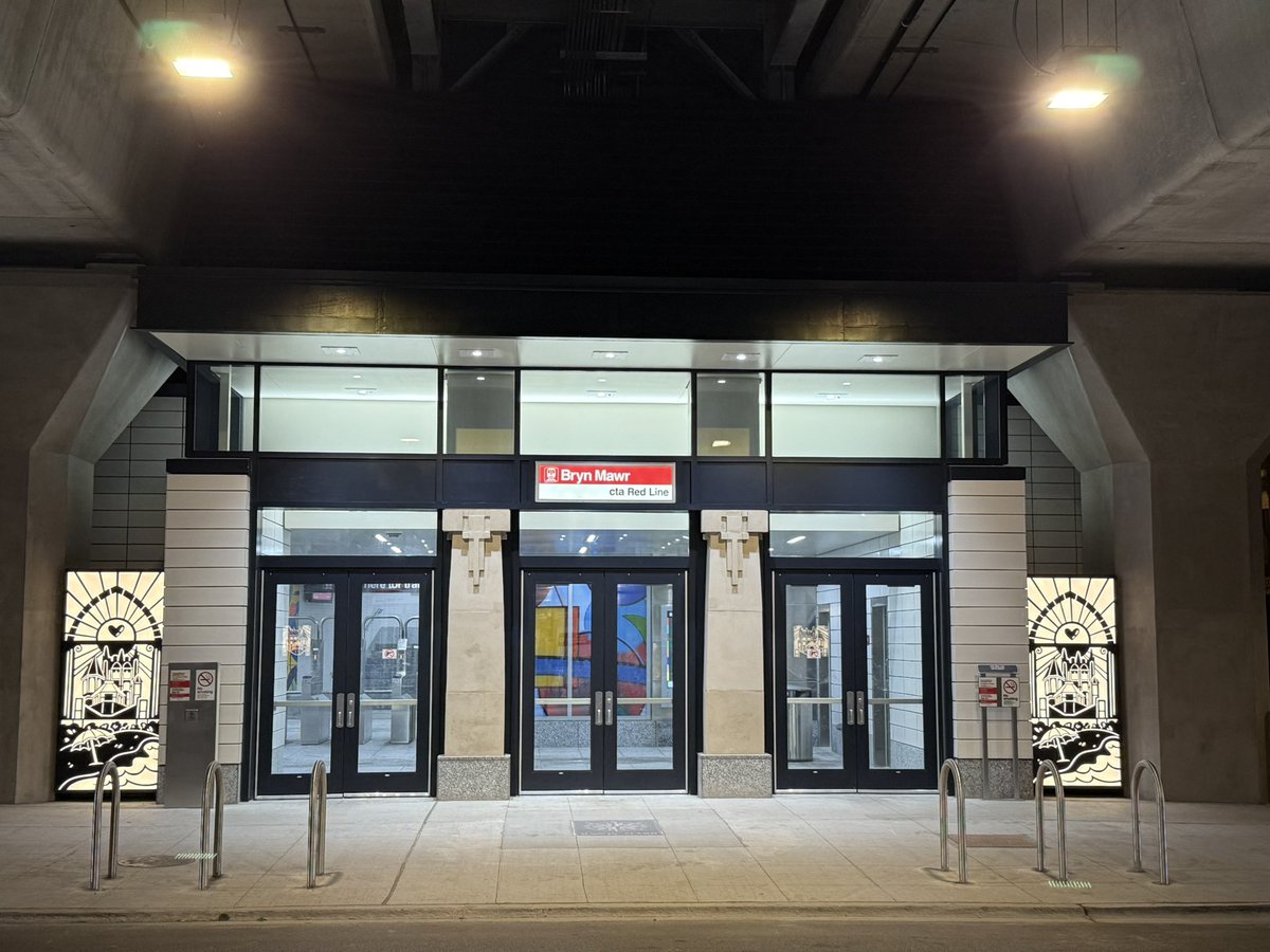 Eric_Erins's tweet image. Walking home from the Green Mill and I can’t get over how nice all the new stations in the neighborhood are