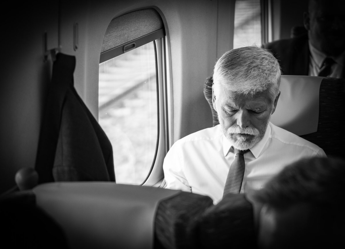 VietnamecZHane's tweet image. Ano, prezidentský šinkansen experience už proběhl. 🚄 Z Ósaky do Himedži za ani ne půl hodiny. Tohle mě nikdy nepřestane fascinovat.
Nyní @prezidentpavel a celá delegace (stejně jako nevyspalí a zpocení novináři) míří do Hirošimy. Další fotky nahodím později, mám skluz.
