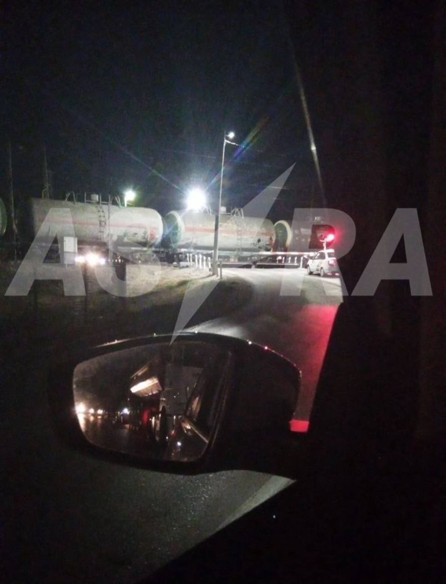 alternative_war's tweet image. In Novocherkassk, Rostov Region, after a drone attack, traffic at a railway crossing was blocked and a traffic jam formed,