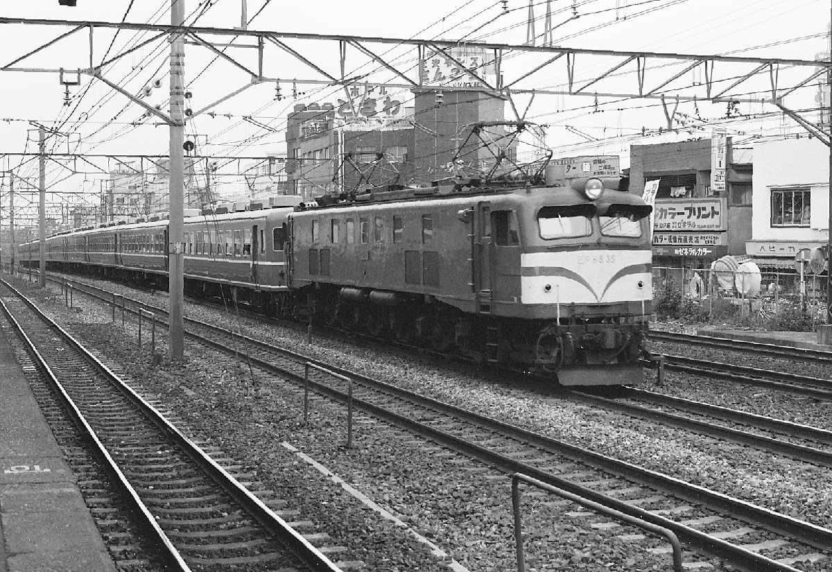 SL664126155's tweet image. #これを見た人は40年以上前の写真を貼る #12系客車 #国鉄時代
国鉄時代、夏の臨時列車もたくさん運転されましたが、定期急行は暖かい旧客、臨急は涼しい12系という時代が長かった。撮るなら旧客ですが、乗るのは12系使用の臨急を狙ってました。