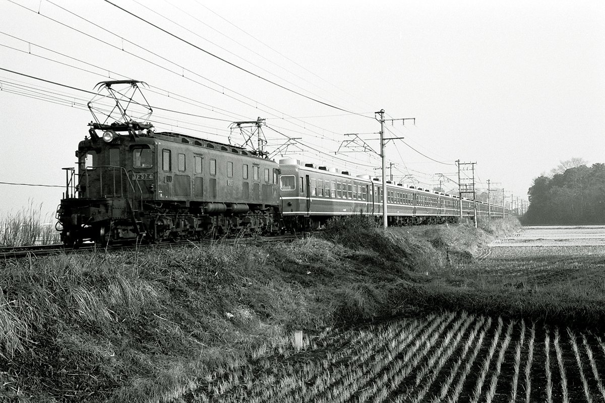 SL664126155's tweet image. #これを見た人は40年以上前の写真を貼る #12系客車 #国鉄時代
国鉄時代、夏の臨時列車もたくさん運転されましたが、定期急行は暖かい旧客、臨急は涼しい12系という時代が長かった。撮るなら旧客ですが、乗るのは12系使用の臨急を狙ってました。