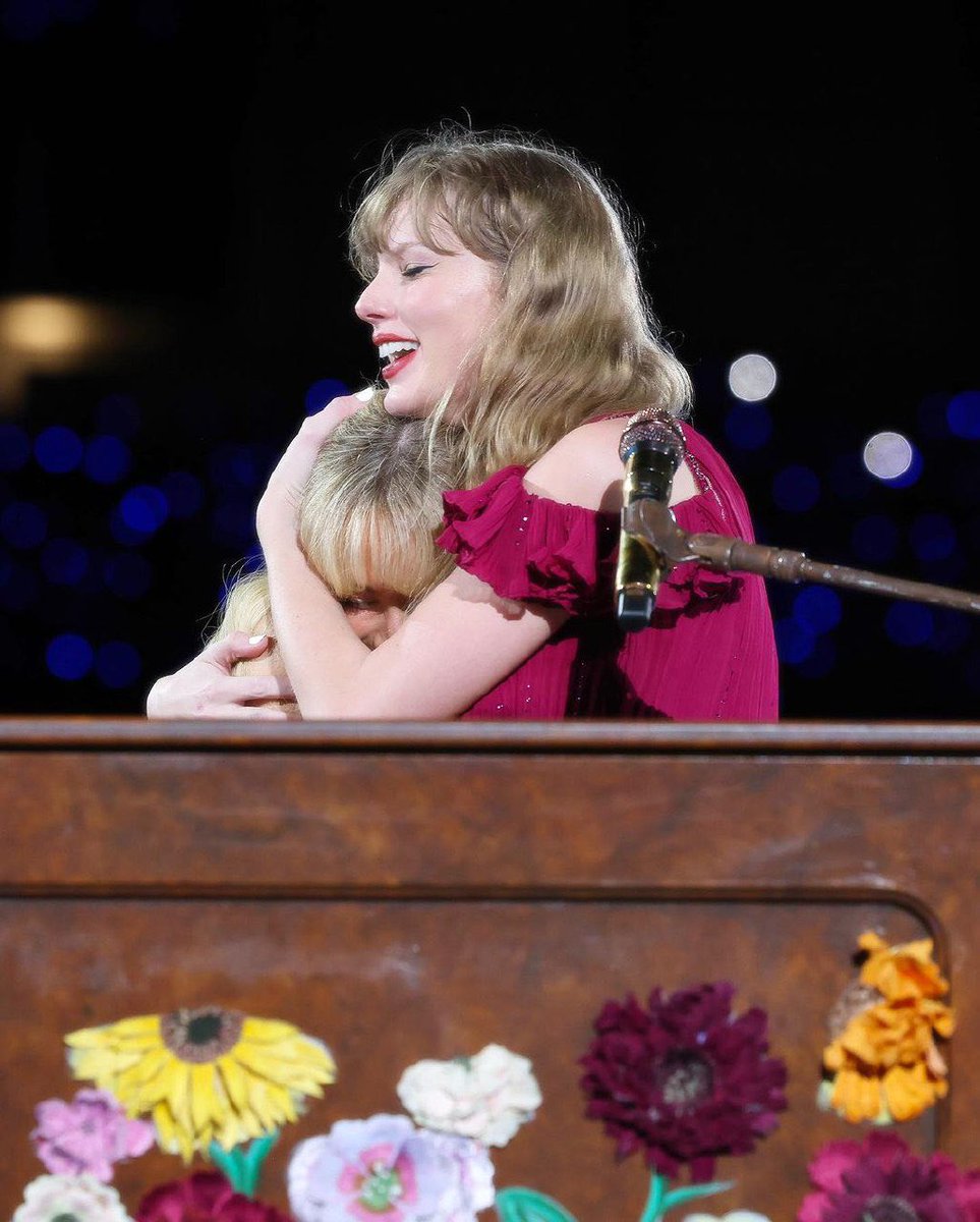 updatecharts's tweet image. Uma saudade: Sabrina Carpenter e Taylor Swift juntinhas.