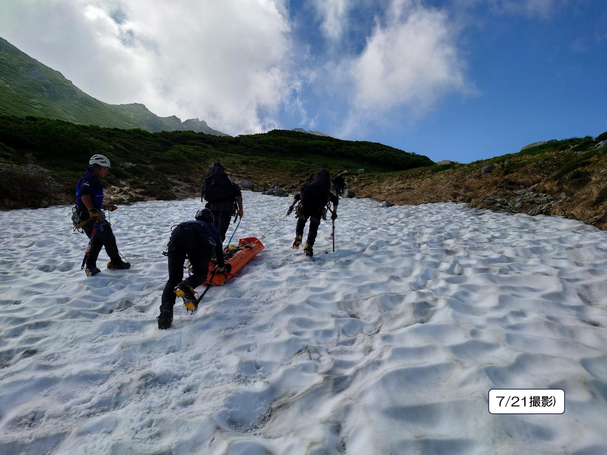 toyama_sangaku's tweet image. 【夏山訓練実施中！】
昨日(7/22)剱沢周辺で行った救助訓練の様子です。
実際に山岳遭難が発生した想定で剱沢警備派出所から隊員が出動し、県警ヘリ「つるぎ」と連携しながら遭難者(役)を安全かつ迅速に救助しました。