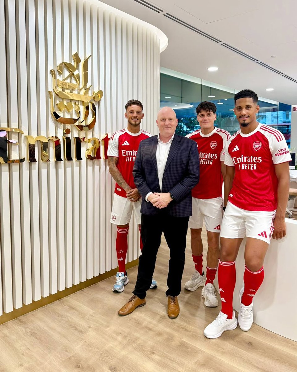 afc_cat's tweet image. Arsenal players at the British Club in Singapore
Norgaard can't believe this is his life