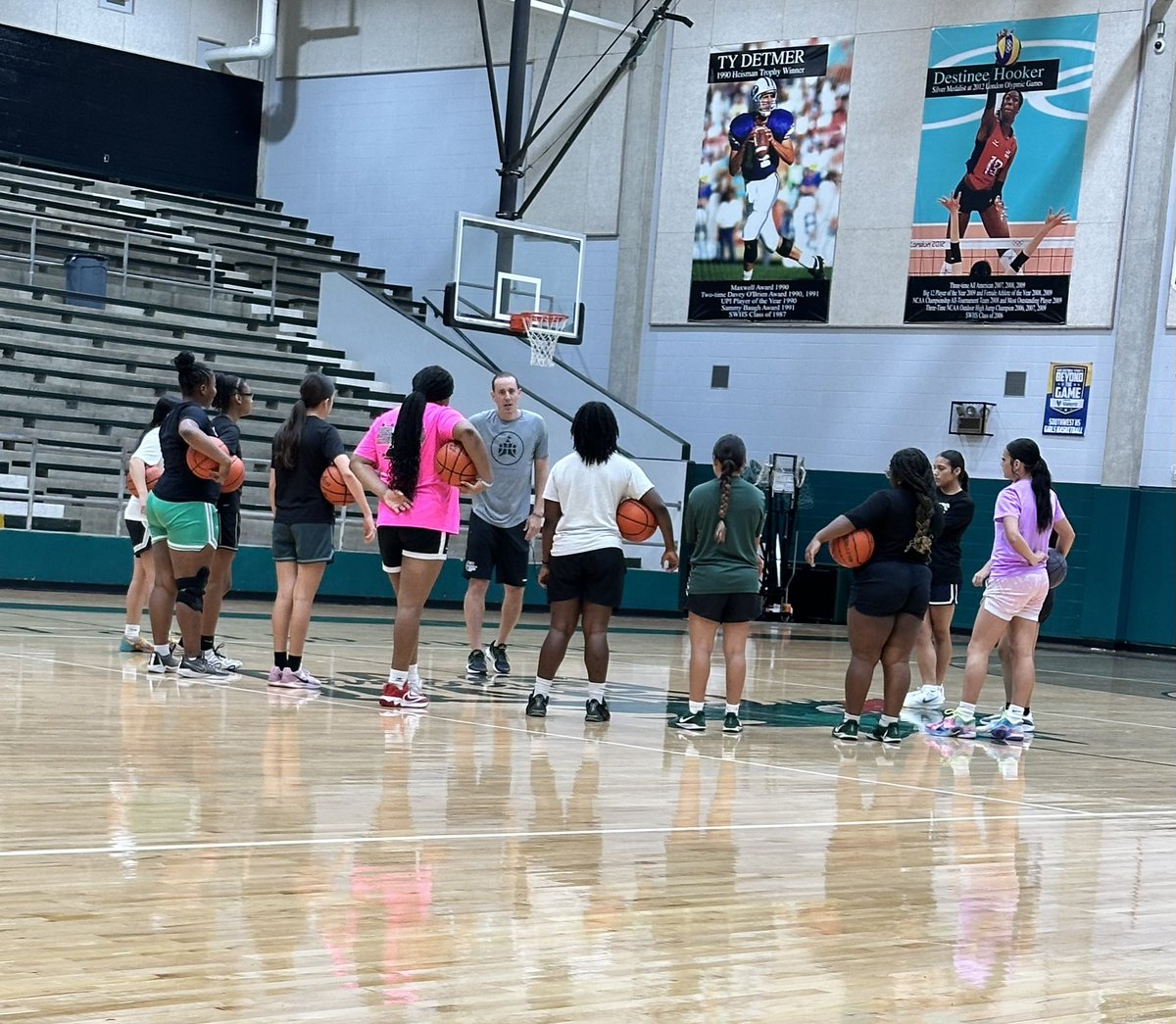 Dragon Hoops tweet media
