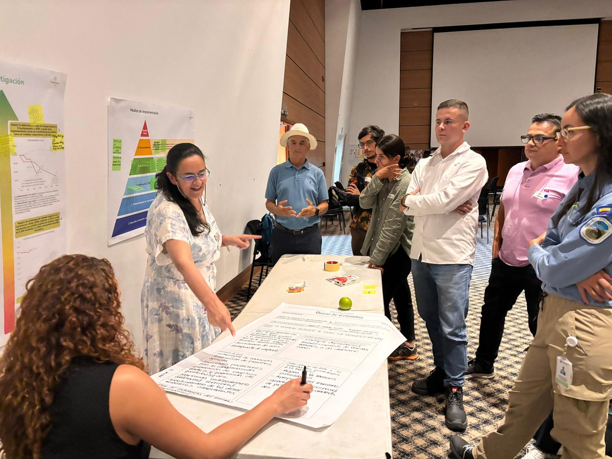 MinAmbienteCo's tweet image. Hoy, los líderes y la comunidad de Armenia, Quindío, participaron activamente en el Taller Nuestros Desafíos Climáticos. Un espacio de diálogo y construcción colectiva donde se compartieron ideas y experiencias clave para que las metas climáticas del país respondan a las…