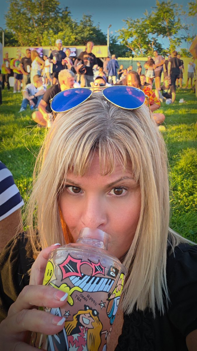 Knhorsegal's tweet image. Spicy Margaritas! Ruh roh! DAUGHTRY just got on the stage. 💥💥💥💥🙌🏻🙌🏻🙌🏻🤷🏼♀️