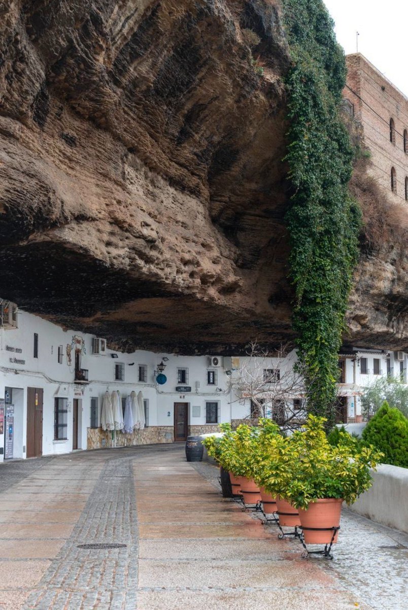 QDrop2450's tweet image. Setenil de las Bodegas is a pueblo and municipality in the province of Cádiz, Spain, famous for its dwellings that were "BUILT INTO THE ROCK" (are we seriously buying into that narrative? 🥴) that hangs above the Río Guadalporcún river.
DEFINITELY ~Meltology~ 🫠