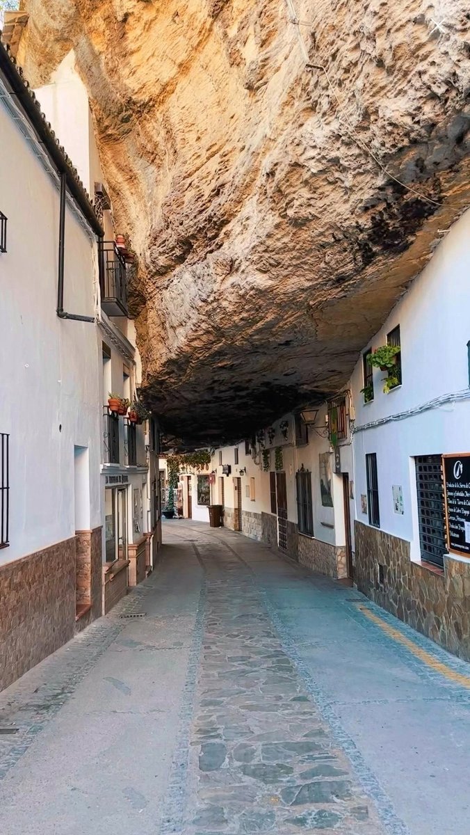 QDrop2450's tweet image. Setenil de las Bodegas is a pueblo and municipality in the province of Cádiz, Spain, famous for its dwellings that were "BUILT INTO THE ROCK" (are we seriously buying into that narrative? 🥴) that hangs above the Río Guadalporcún river.
DEFINITELY ~Meltology~ 🫠