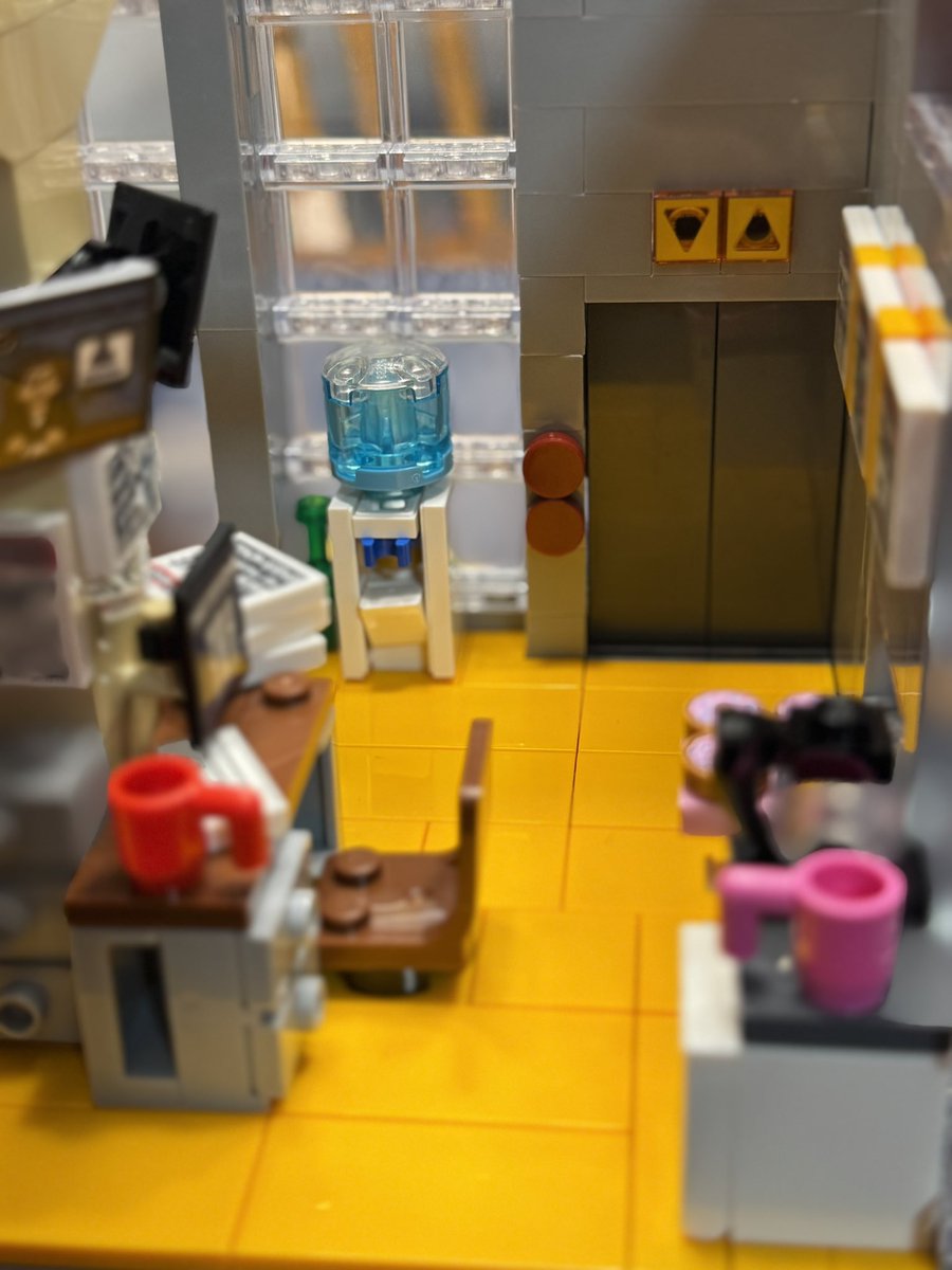 ethan_dimitroff's tweet image. Anybody wanna talk around the @LEGO_Group water cooler?