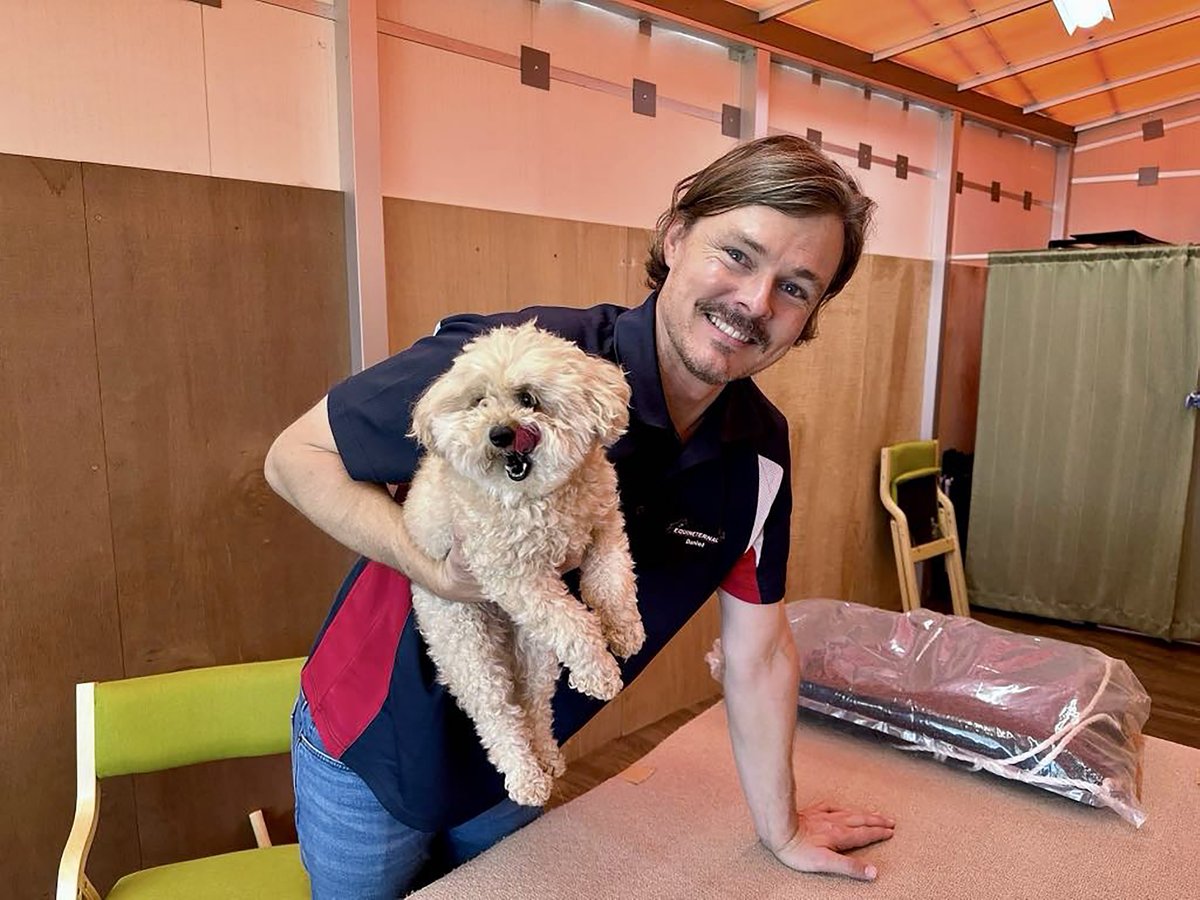 CQU's tweet image. “Every day is a surprise, and that’s what I love about it.” That’s according to Dan Humphreys, CQU Chiropractic graduate and owner of Humphreys Animal Health in Southeast Queensland. ow.ly/ZJ4650WsZIk