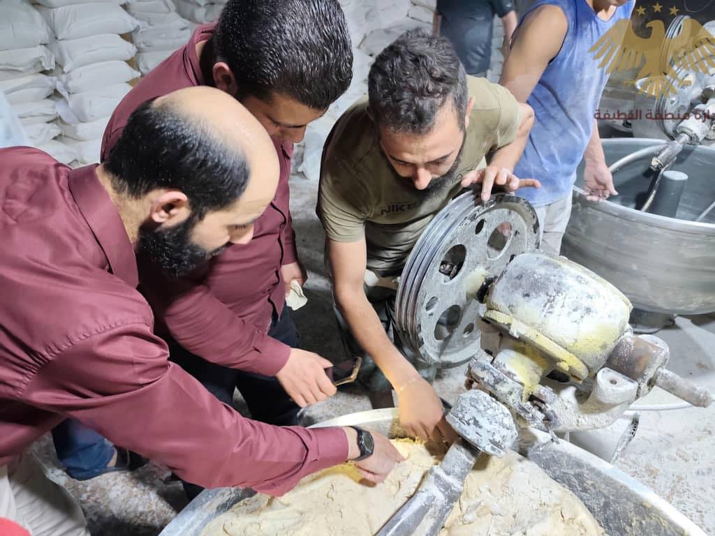 AhmadSY0309's tweet image. زار المهندس بلال صخر، مدير منطقة القطيفة، والمهندس حسن سعد الدين، رئيس مجلس مدينة جيرود، مخبز جيرود الآلي لمتابعة أداء العمل والاطلاع على التحديات التي تواجهه بعد ورود ملاحظات، وشملت الجولة تفقد آلات الإنتاج وسبل تحسين الأداء.