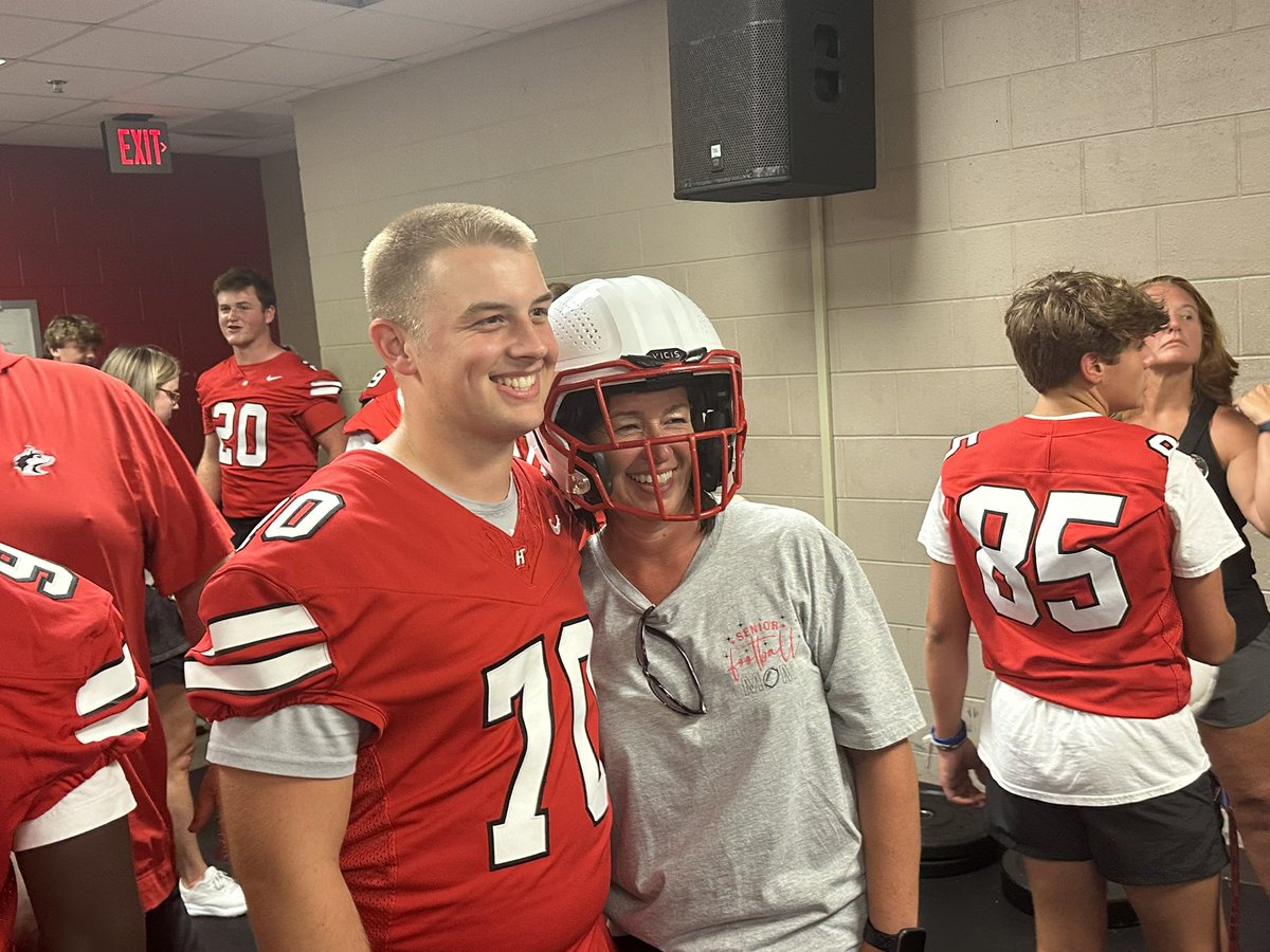 HuskyFast's tweet image. Had 76 ladies at our 3rd annual Mom’s night!! Awesome time with all the ladies of @HuskyFast Football.